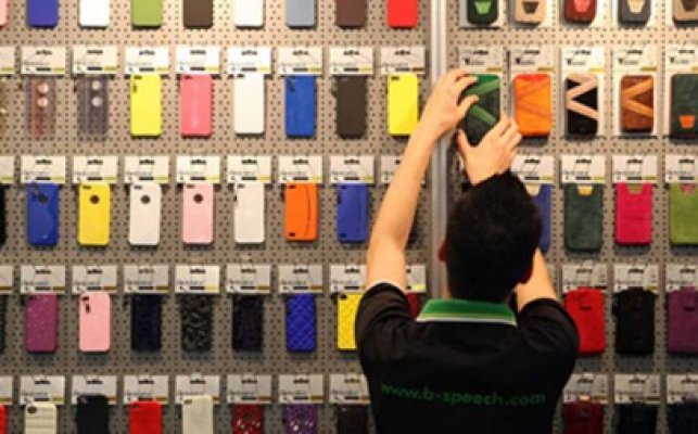 Mii de accesorii pentru telefon mobil, confiscate în Constanţa